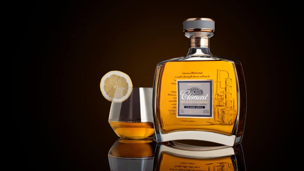 Packshot produit d’une bouteille de rhum en verre – photographie packshot réalisée par un photographe produit dans l’Oise