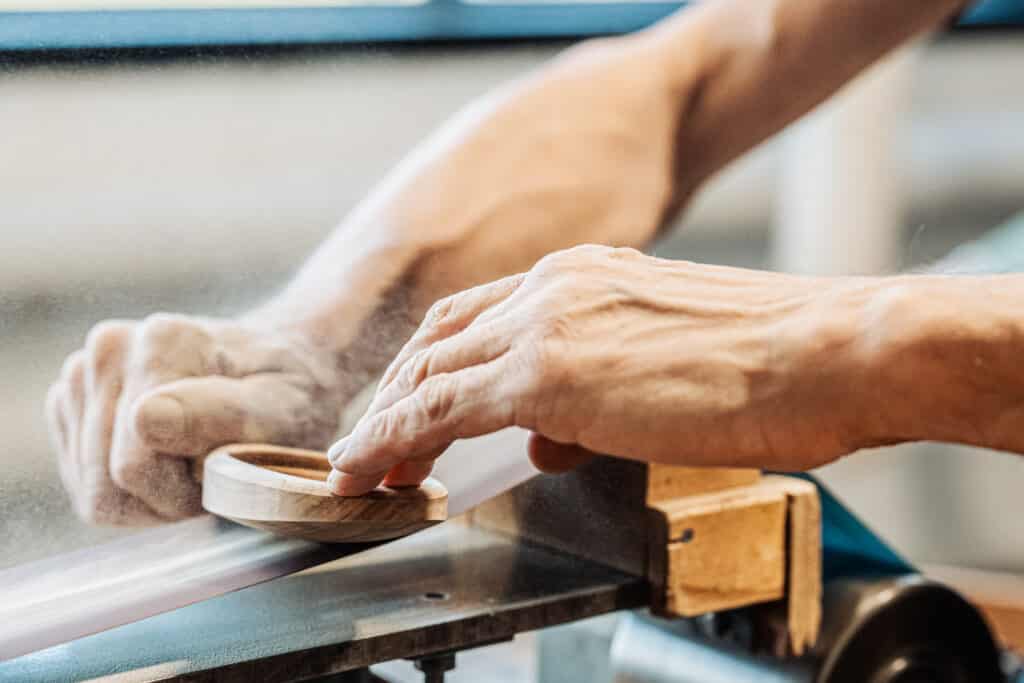 Reportage d’entreprise montrant un artisan au travail dans un atelier – Photographe corporate dans l’Oise