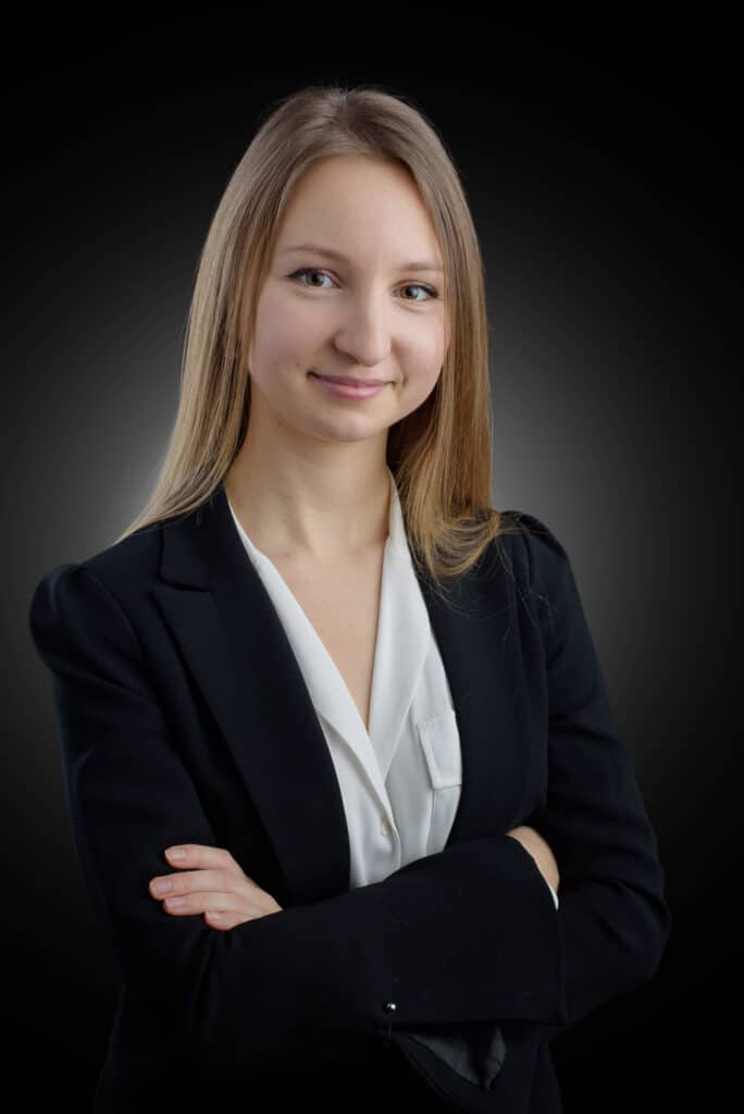 Portrait professionnel femme en studio sur fond sombre pour entreprise